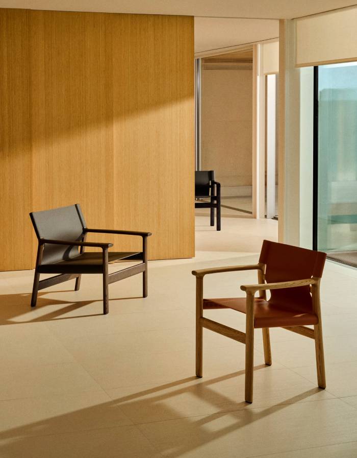FAUTEUIL JAN EN FIBRES DE CUIR RECYCLE MARRON FONCE ET FRENE NOYER