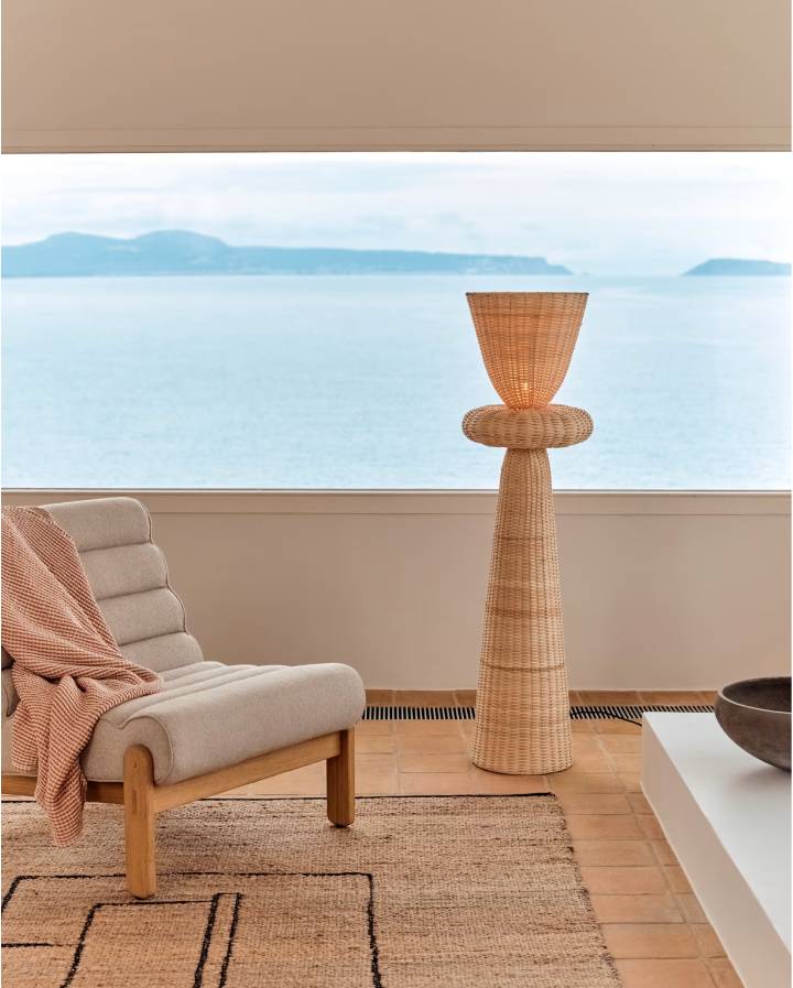 LAMPADAIRE NEUDA EN ROTIN AVEC FINITION CLAIRE