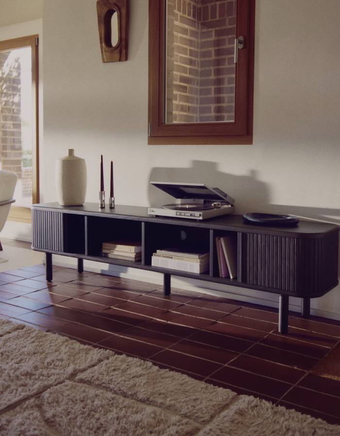 MEUBLE TV MAILEN 2 PORTES EN PLACAGE DE FRENE AVEC FINITION FONCEE